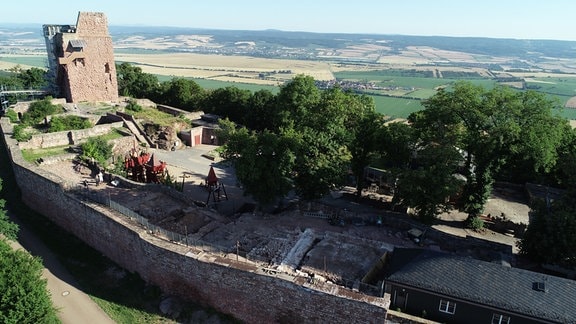 Luftbild einer Grabungsfläche auf der Oberburg Kyffhausen