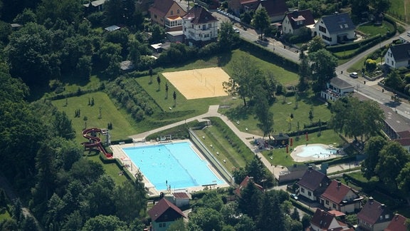 Luftaufnahme eines Freibades mit zwei Becken