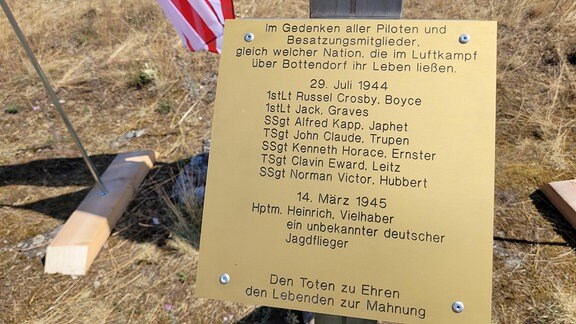 Ein Gedenkkreuz für abgestürzte Weltkriegspiloten über Bottendorf