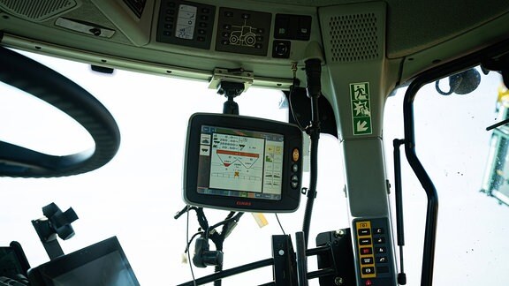 Monitore und Regler zur Steuerung von angebauter Landtechnik im Cockpit eines Traktors