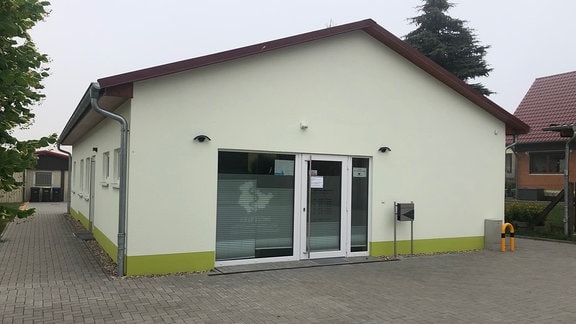 Das Gebäude der Arztpraxis in Holzthaleben.