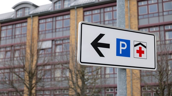 Ein Schild vor dem KMG Klinikum Sondershausen weist auf eine Parkmöglichkeit für das Krankenhaus hin.