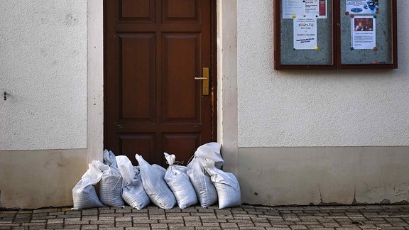 Sandsäcke liegen vor der Tür an der Gemeindegaststätte in Mönchpfiffel-Nikolausrieth