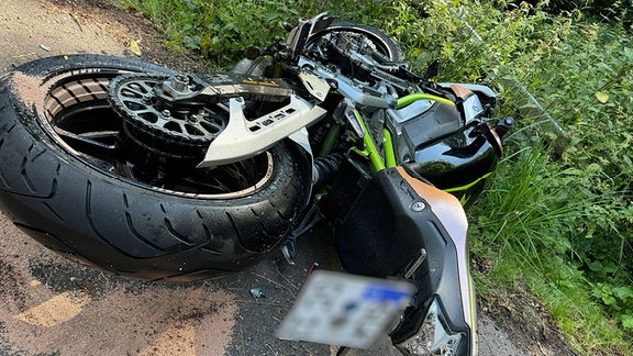 Ein Motorrad am Straßenrand nach einem Unfall.