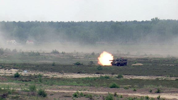 Leopard-2-Panzer schießt.