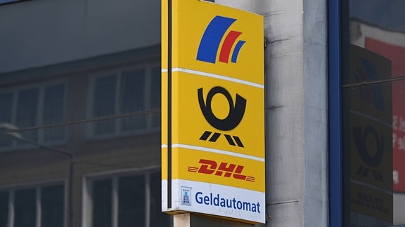 Die Logos der Deutschen Post, der Postbank und DHL