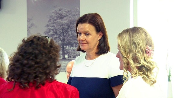 Landrätin Antje Hochwind-Schneider im Gespräch mit zwei Frauen