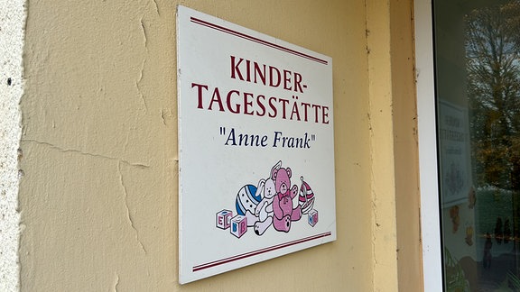 Ein Namensschild an einer Kindertagesstätte