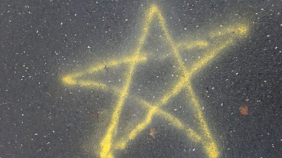 Ein fünfzackiger Stern auf eine Straße gesprüht