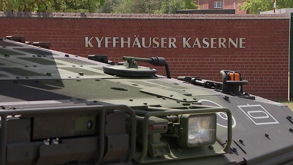 Vor dem Tor der Kyffhäuserkaserne Bad Frankenhausen steht ein Panzer