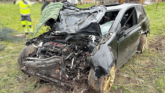 ein demoliertes Auto nach einem Unfall