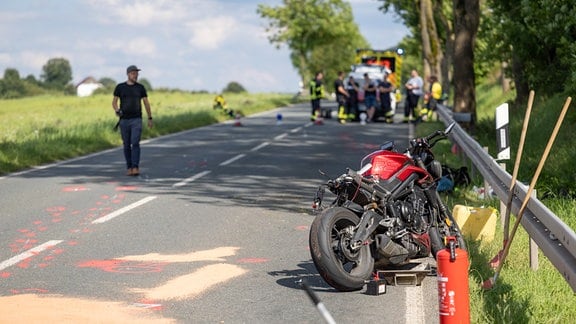 Eom rotes Motorrad am Straßenrand nach ienem Unfall.