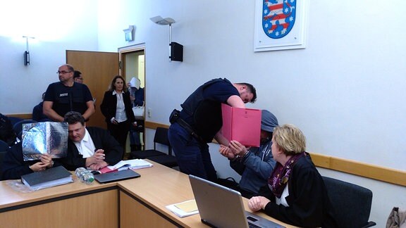 Die Angeklagten und ihre Anwälte im Rezeptfälscher-Prozess am Amtsgericht Nordhausen