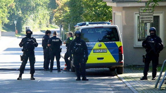 Polizeibeamten des SEK an der Hochschule Nordhausen.