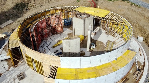 Ein rundes Fundament einer Turm-Baustelle von oben gesehen.
