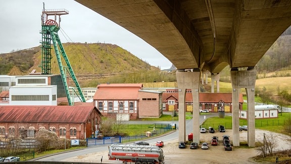 Der Foerderturm und die Salzhalde Kalimandscharo des ehemaligen Kalibergwerkes sowie die Friedetalbrücke der Autobahn 38, in Sollstedt im Landkreis Nordhausen.