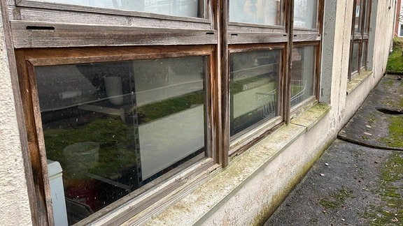 Holzfenster von außen des Berufsschulzentrums Nordhausen