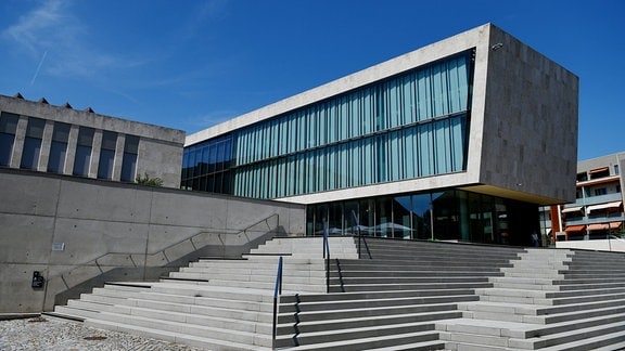  Die moderne Architektur des Bürgerhauses mit der Stadtbibliothek in der Altstadt in Nordhausen, 2018