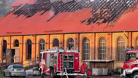 Feuerwehr vor einen Gebäude in Bleicherode.