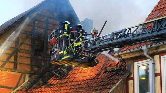 Die Feuerwehr bei Löscharbeiten