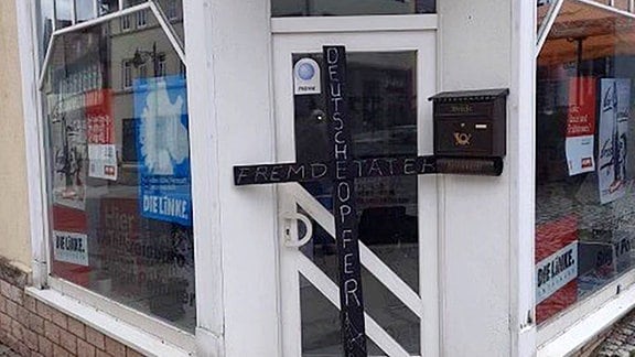 Ein Kreuz ist vor der Eingangstür zu einem Wahlkreisbüro in Bleicherode zu sehen.