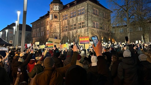 Menschen bei einer Kundgebung gegen Rechtsextremismus in Nordhausen