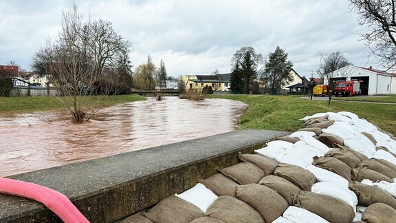 Ein Fluss führt Hochwasser.