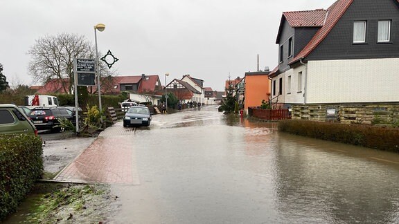 Hochwasser auf einer Straße des Ortes Windehausen in Thüringen am 25. Dezember 2023