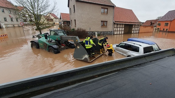 Hochwasser auf einer Straße des Ortes Windehausen in Thüringen am 25. Dezember 2023