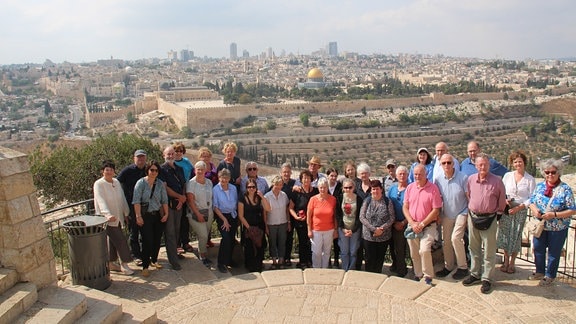 Eine Reisegruppe auf einem Hügel in Jerusalem.