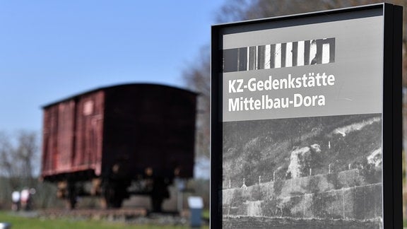 Ein Waggon der Reichsbahn steht im Eingangsbereich zur KZ-Gedenkstätte Mittelbau-Dora