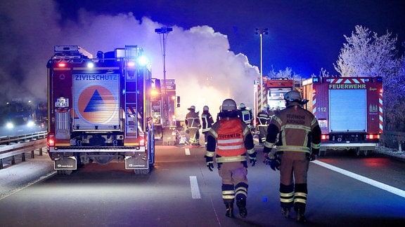 Brennender Lkw wird von Feuerwehr gelöscht.