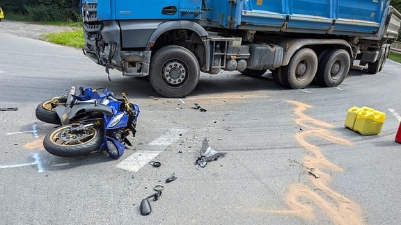 Nahe Netzkater im Kreis Nordhausen ist ein Motorradfahrer bei einem Unfall mit einem Lkw lebensbedrohlich verletzt worden. 