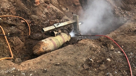 Eine Weltkriegsbombe wird in Nordhausen mithilfe eines Wasser-Sand-Strahls entschärft