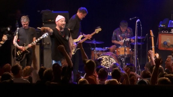 Die Band Beatsteaks auf einer Bühne mit Publikum im Jugendclubnordhausen. 