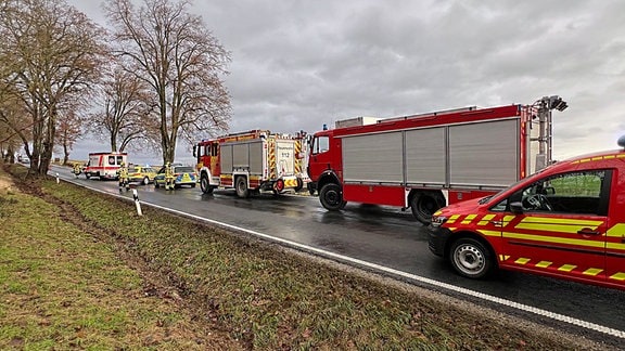 Ein Kleinwagen ist zwischen Petersdorf und Nordhausen mit einem Baum zusammengestoßen. Der 95-jährige Fahrer starb. Polizei und Feuerwehr waren im Einsatz.