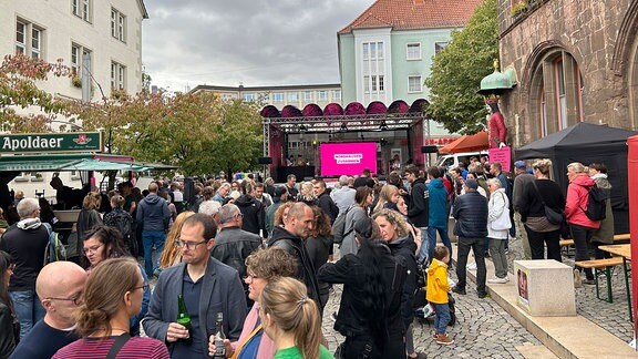 Menschen bei einem Bürgerfest vor dem Rathhaus in Nordhausen.