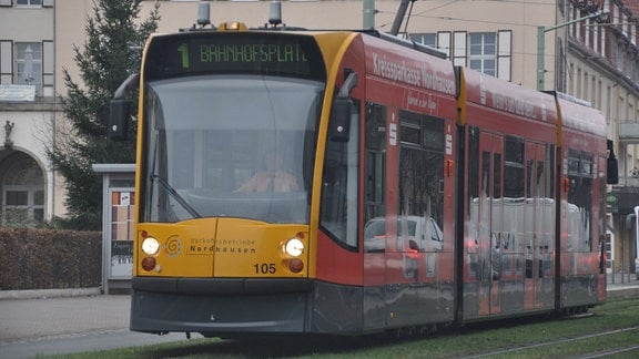 Eine gelbe Straßebahn fährt durch die Nordhäuser Innenstadt