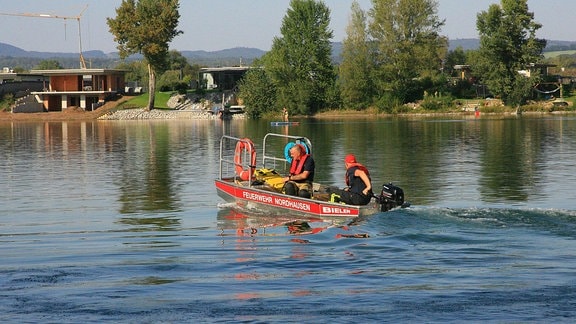 Zwei Männer in einem Boot der Feuerwehr Nordhausen