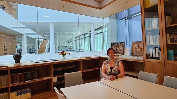 Eine Frau an einem Tisch in der Stadtbibliothek Nordhausen