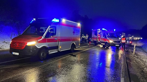 Rettungskräfte auf der Bundesstraße 4 im Kreis Nordhausen.