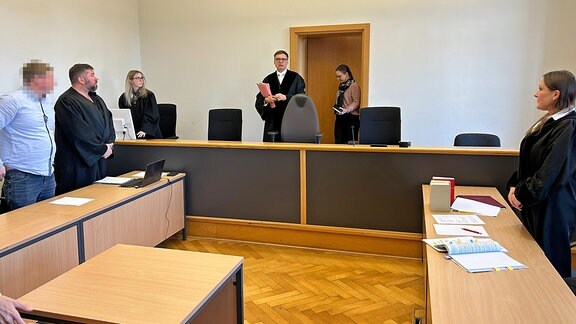 Angeklagter, Verteidiger, Staatsanwältin und Gericht kurz vor der Urteilsverkündung