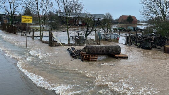 Das Hochwasser steht auch am Ortseingang von Windehausen.