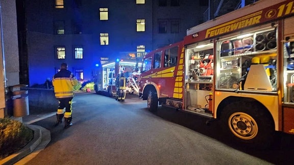 Feuerwehrfahrzeuge vor Gebäude