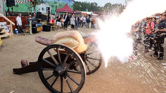 Eine Bratwurstkanone eröffnet mit einem symbolischem Kanonenschlag das neue Bratwurstmuseum auf dem Museumsgelände. 