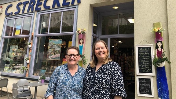 Rebekka und Heike Strecker vor der Buchhandlung Strecker in Mühlhausen