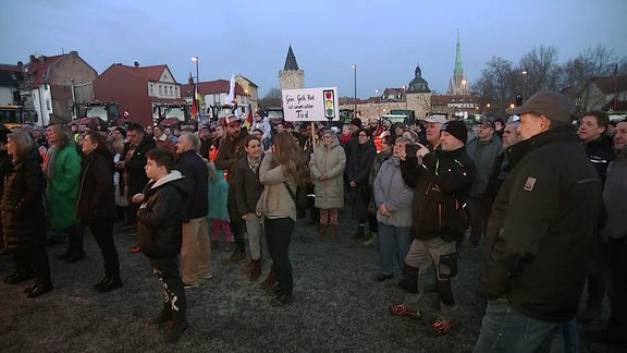 Menschenmenge bei Demonstration in Mühlhausen