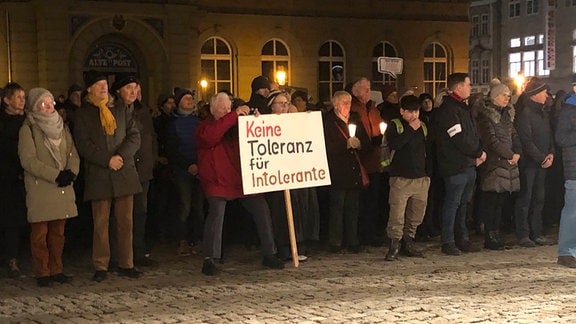 Menschen während einer Demonstration in Mühlhausen