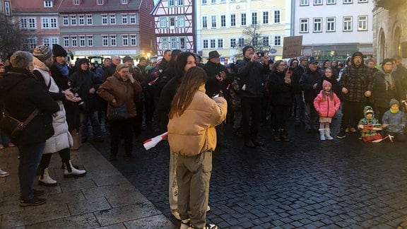 Menschen bei einer Kundgebung in Bad Langensalza.