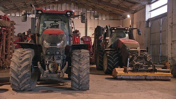 Traktoren stehen in Halle einer Agrargenossenschaft